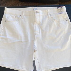 #TS946- NWT - Terra & Sky Winter White Bermuda Stretch Denim Shorts- 20W